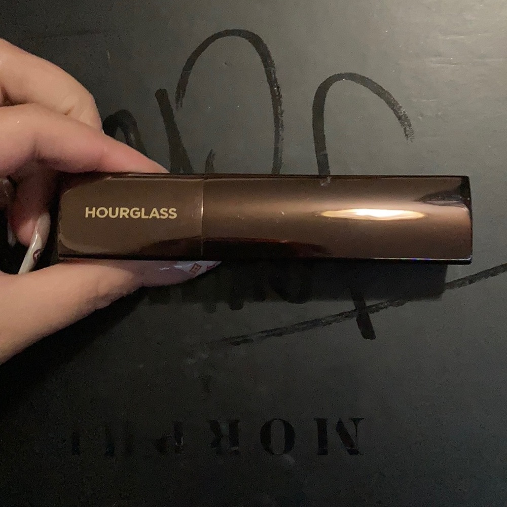 Hourglass vanish stick foundation